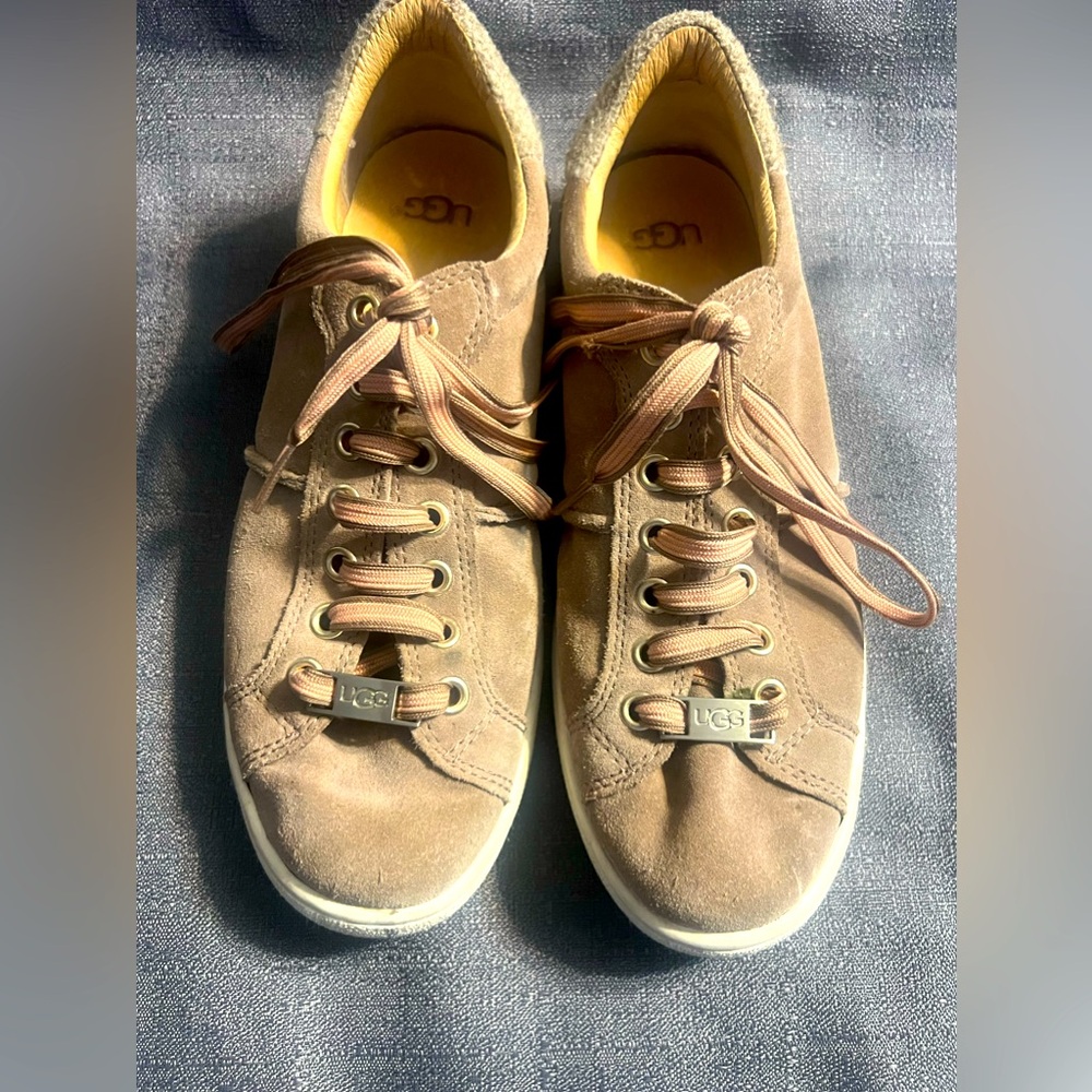 Ugg Women's Milo soft suede upper sneaker shoes size 7.5